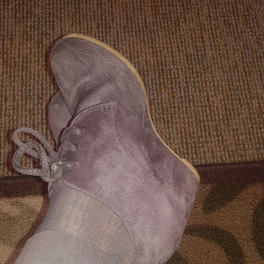 Grey botties